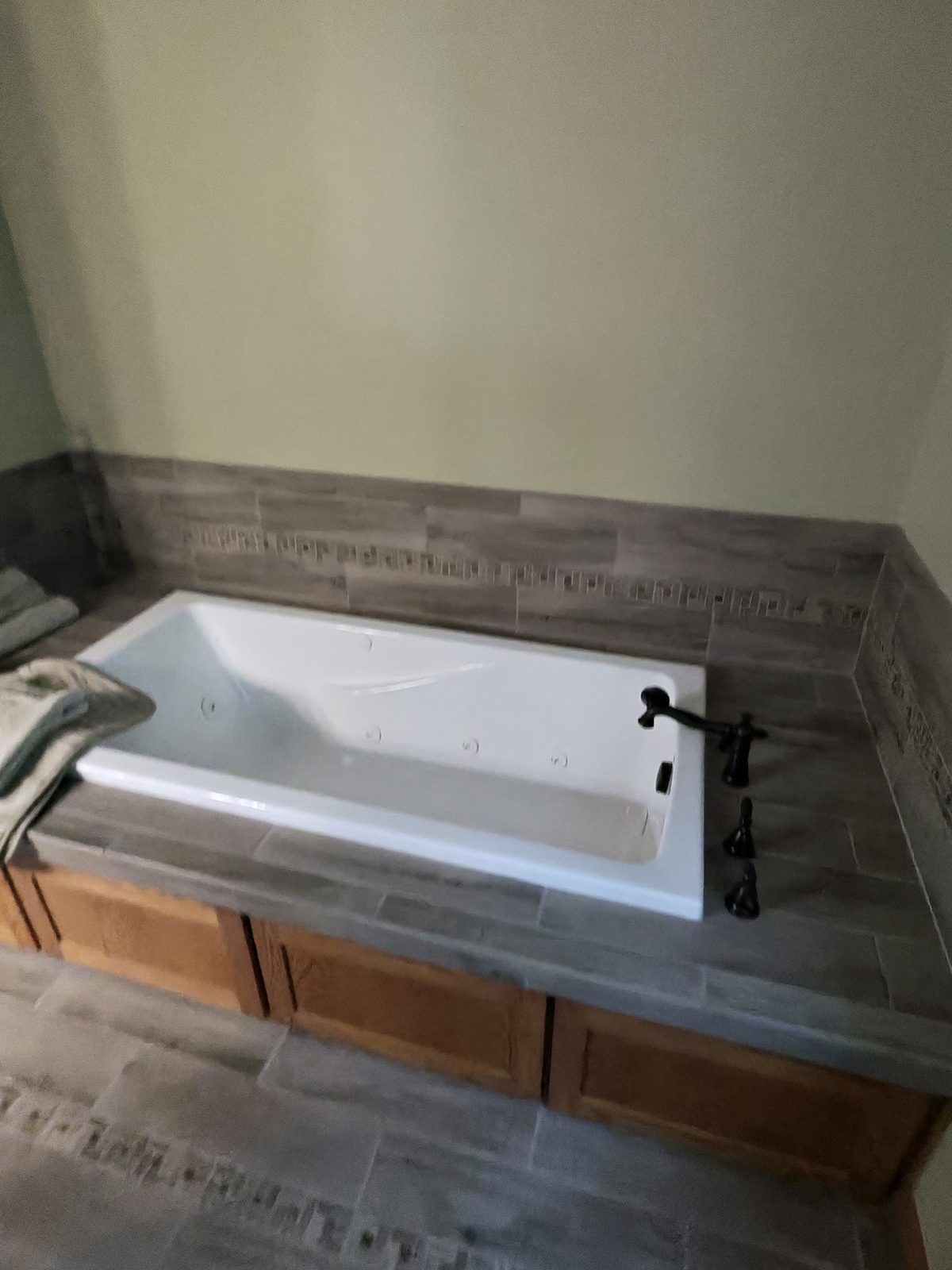Tile tub surround